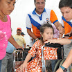 Jairala y Jorge Vélez (c), director del Frente de Juventudes, entregan una silla de ruedas a Felicita Quimís